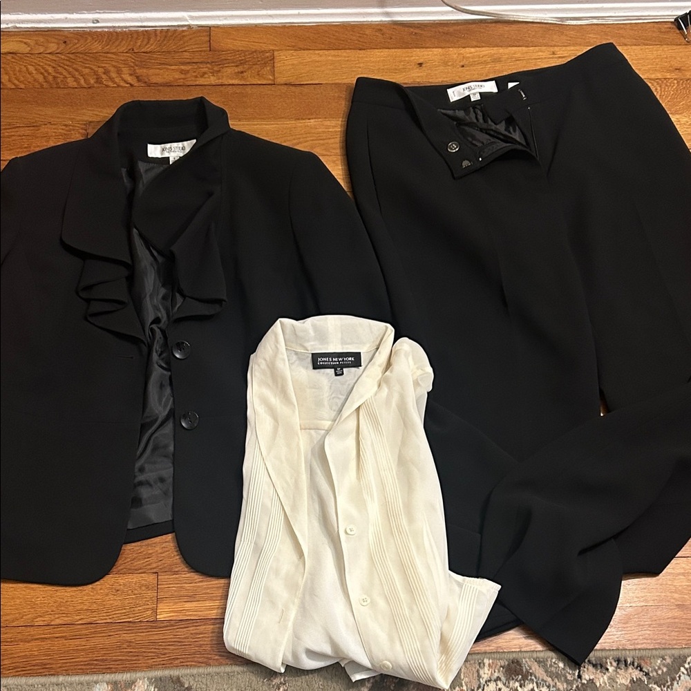 Jones Studio stylish pant suit with blouse.